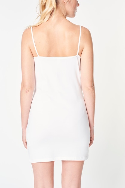 Donna con un vestito bianco aderente