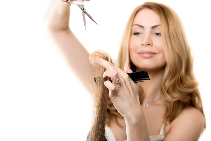 Foto gratuito donna con una ciocca di capelli