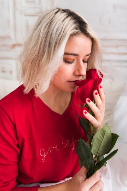 Donna con una rosa rossa il giorno di San Valentino