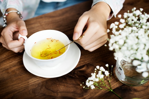 Donna con una tazza di bevanda calda del tè