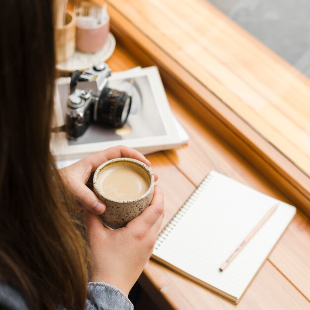 Donna con una tazza di caffè