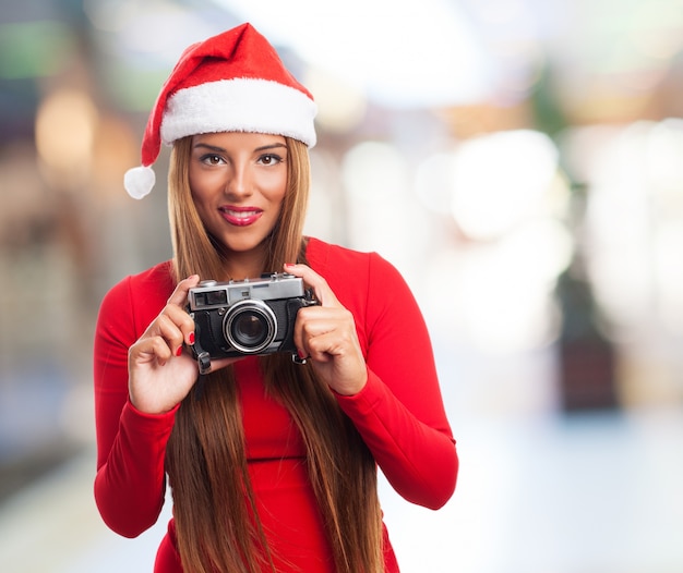 Donna con una vecchia macchina fotografica in un centro commerciale