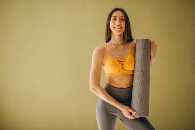 Donna con yoga mat praticare lo yoga