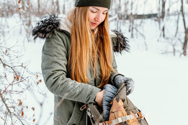 Donna con zaino in giornata invernale