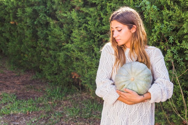 Donna con zucca verde