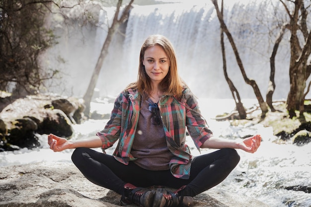 Donna concentrata su una posizione yoga