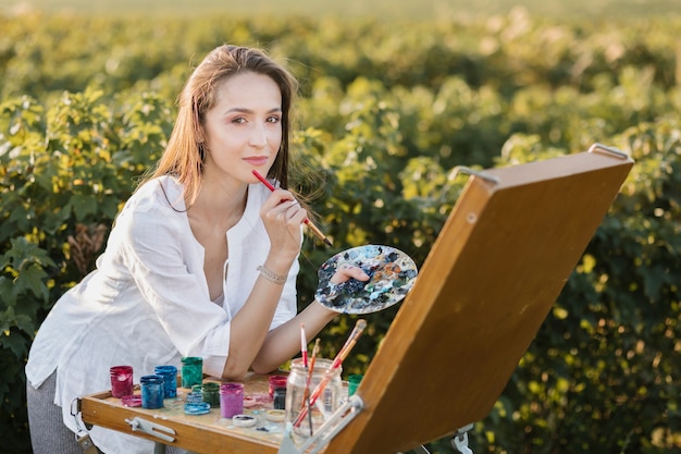 Donna creativa nella pittura della natura