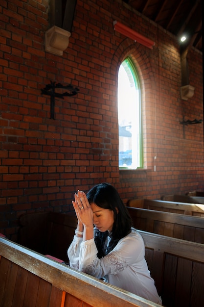 Donna cristiana del colpo medio che prega