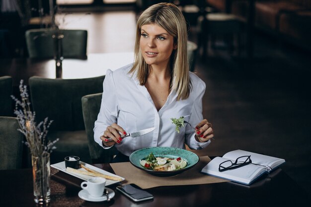 Donna d'affari a pranzo in un caffè