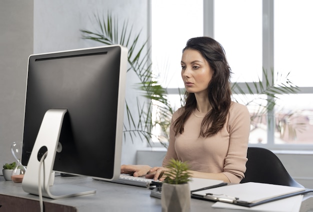 Donna d'affari al lavoro