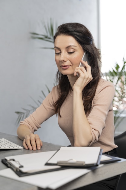 Donna d'affari al lavoro