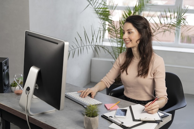 Donna d'affari al lavoro