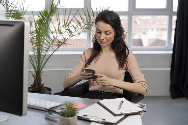 Donna d'affari al lavoro