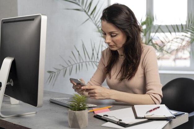 Donna d'affari al lavoro