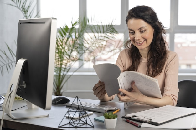 Donna d'affari al lavoro