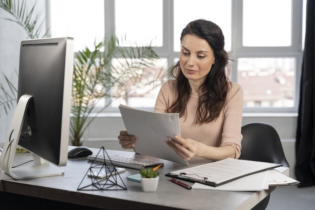 Donna d'affari al lavoro