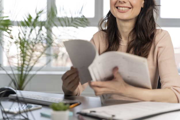 Donna d'affari al lavoro