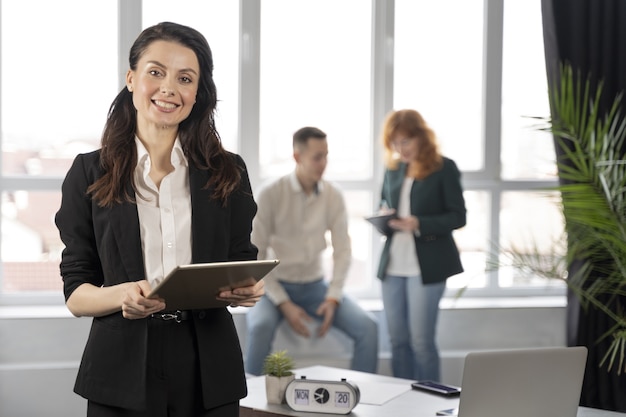 Donna d'affari al lavoro