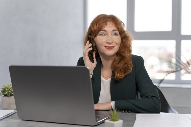 Donna d'affari al lavoro