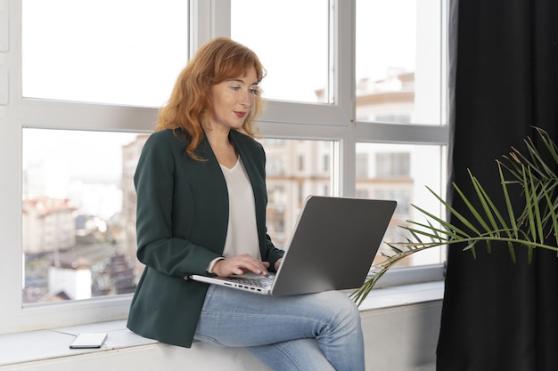 Donna d'affari al lavoro