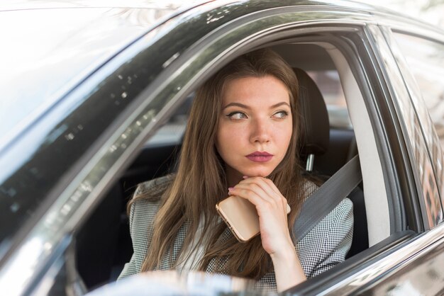 Donna d&#39;affari alla guida di un&#39;auto