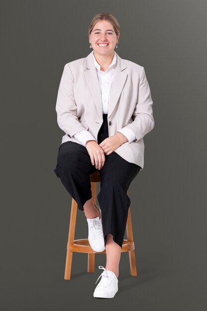 Donna d'affari allegra seduta su uno sgabello di legno lavori e campagna di carriera