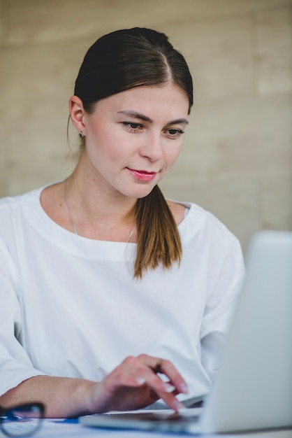 Donna d&#39;affari attraente con il computer portatile