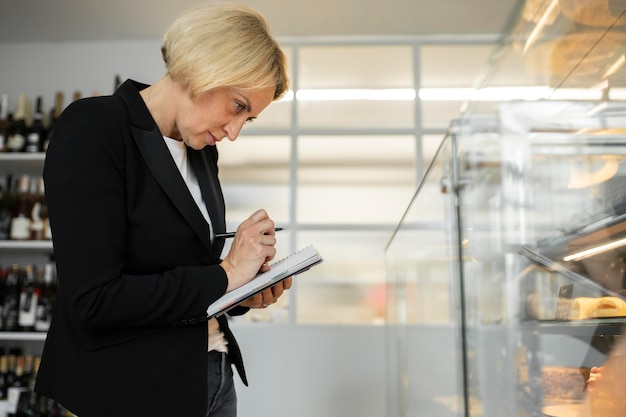 Donna d'affari bionda matura al lavoro