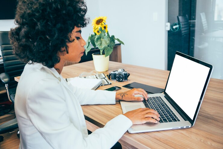 Foto gratuito donna d&#39;affari che lavora in ufficio