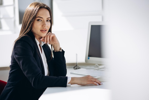 Donna d'affari che lavora su un computer in un ufficio