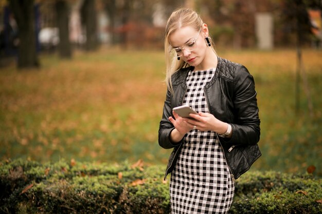 Donna d&#39;affari con il telefono