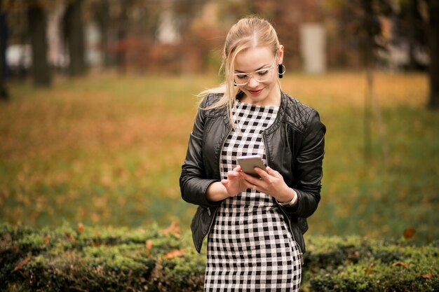 Donna d&#39;affari con il telefono