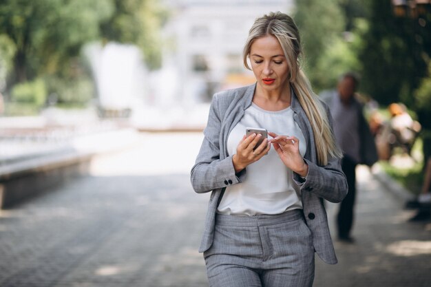 Donna d&#39;affari con il telefono