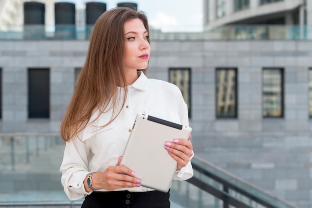 Donna d&#39;affari con un tablet in strada