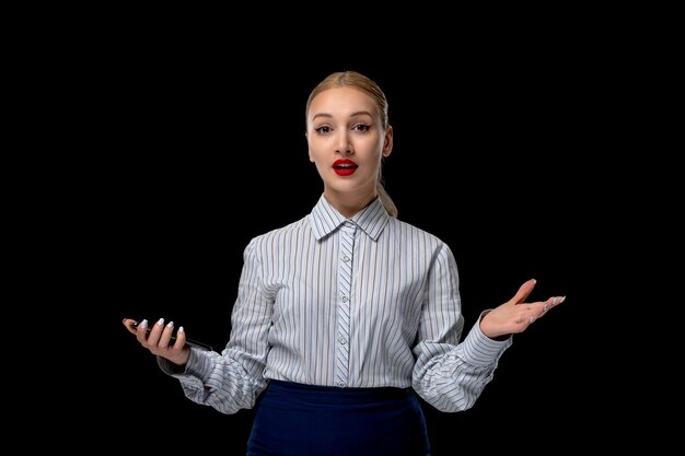 Donna d'affari confusa ragazza che tiene il telefono nelle sue mani con rossetto rosso in costume da ufficio