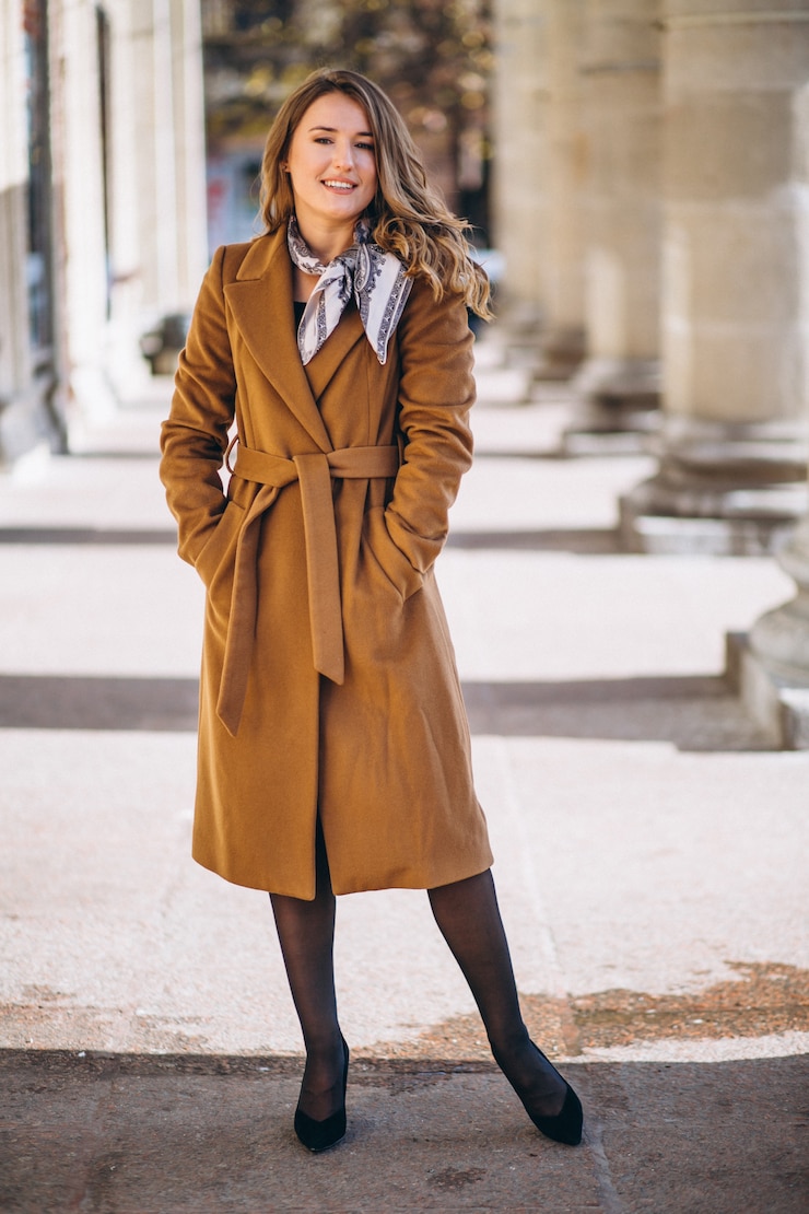 Foto gratuito donna d'affari felice in cappotto per strada