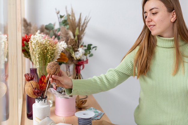 Donna d'affari nel suo negozio di fiori e fiori