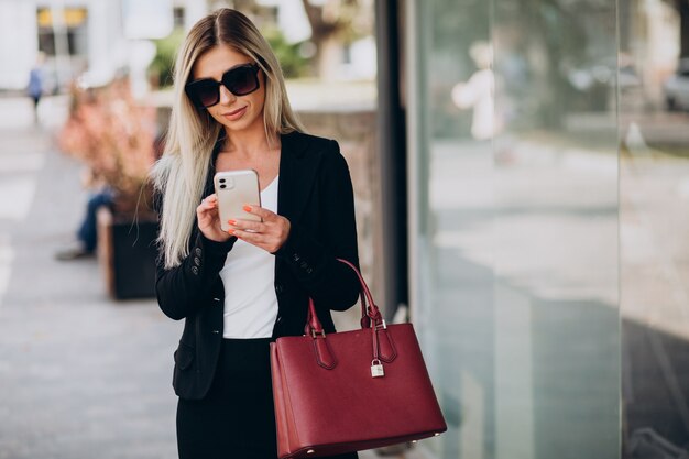 Donna d'affari parlando al telefono in strada