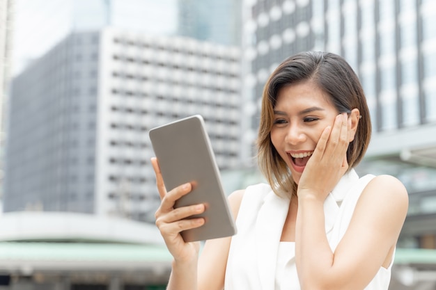donna d'affari stile di vita sentirsi felici utilizzando smartphone