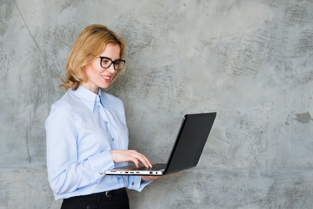 Donna d&#39;affari utilizzando il computer portatile