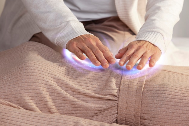 Donna d'aiuto del terapista dell'angolo alto