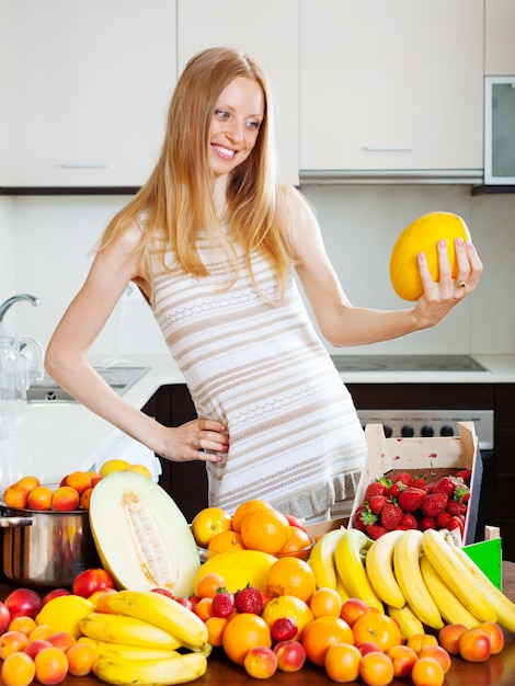 donna dai capelli lunghi con melone