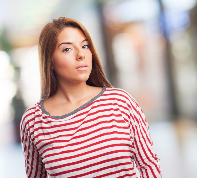 donna dai capelli lunghi con un&#39;espressione seria