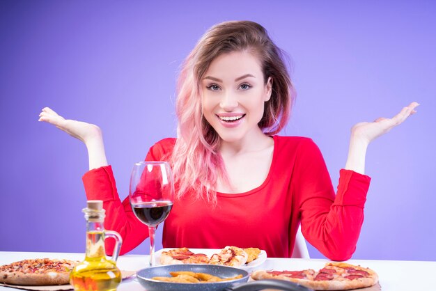 Donna dai capelli rosa che allarga le braccia ai lati