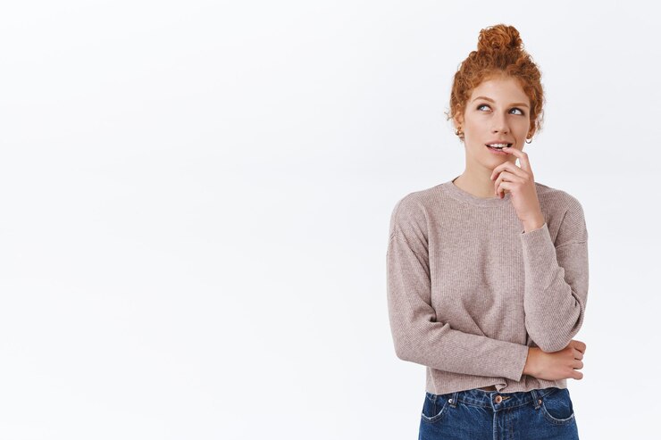 Foto gratuito donna dai capelli rossi con i capelli ricci pettinati a chignon
