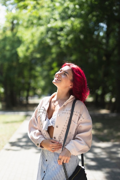 Donna dai capelli rossi nel parco
