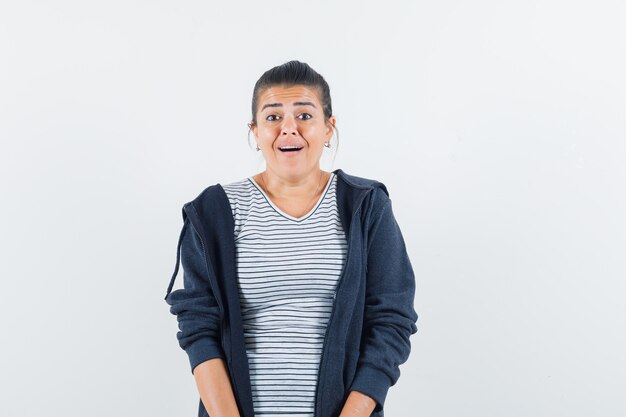 Donna dai capelli scuri che guarda direttamente in camicia