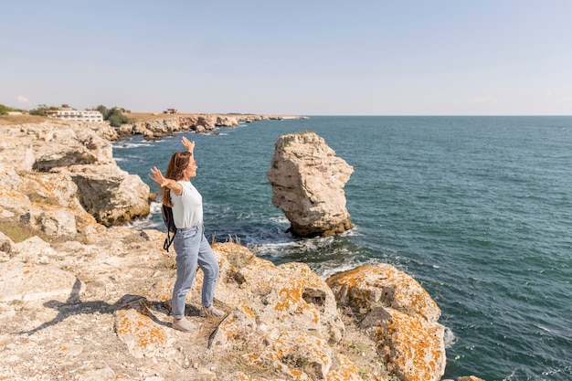 Donna dal tiro lungo essendo entusiasta della spiaggia