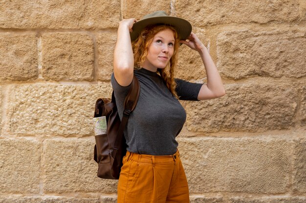 Donna del colpo a metà che indossa il cappello