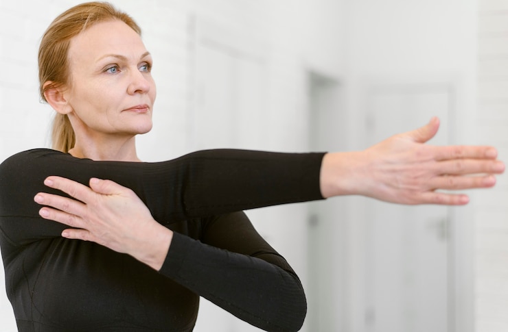 Foto gratuito donna del colpo medio che allunga il braccio